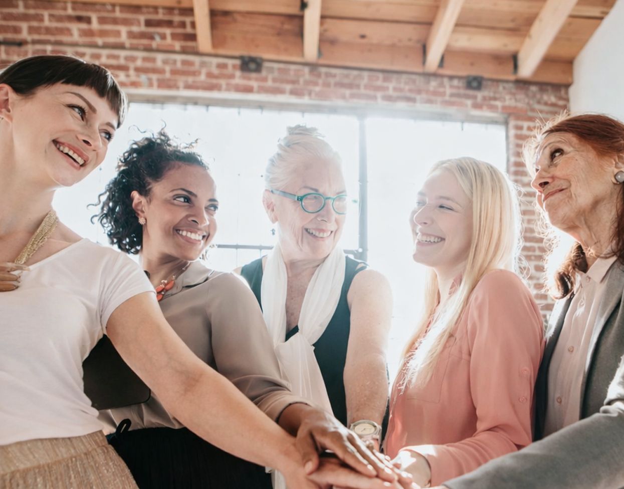 Frauen verschiedenen Alters stehen zusammen