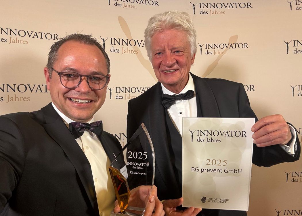 Geschäftsführung von BG prevent lächelt in die Kamera und hält den Pries und die Urkunde für den Innovator des Jahres 2025 in die Kamera.