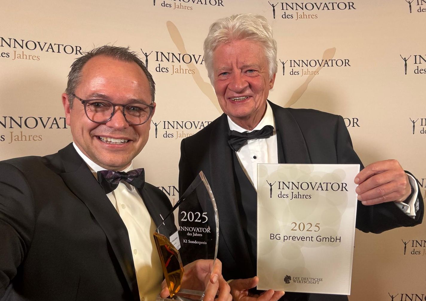 Geschäftsführung von BG prevent lächelt in die Kamera und hält den Pries und die Urkunde für den Innovator des Jahres 2025 in die Kamera.