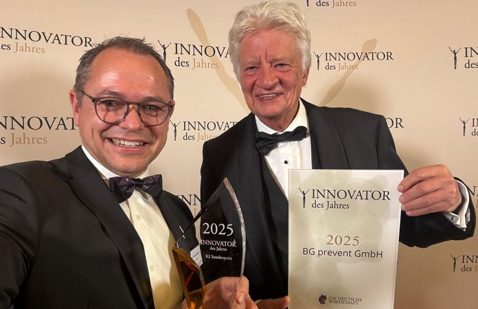 Geschäftsführung von BG prevent lächelt in die Kamera und hält den Pries und die Urkunde für den Innovator des Jahres 2025 in die Kamera.