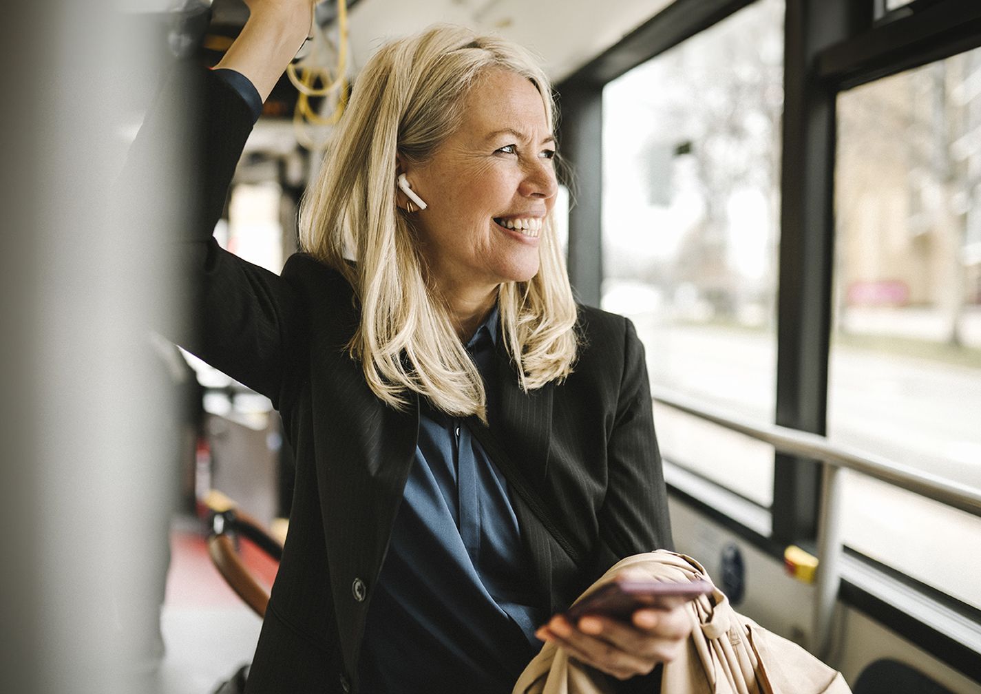 Frau in Businesskleidung im Bus