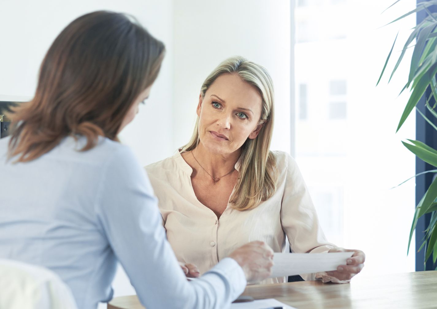 Arztin spricht mit Patientin