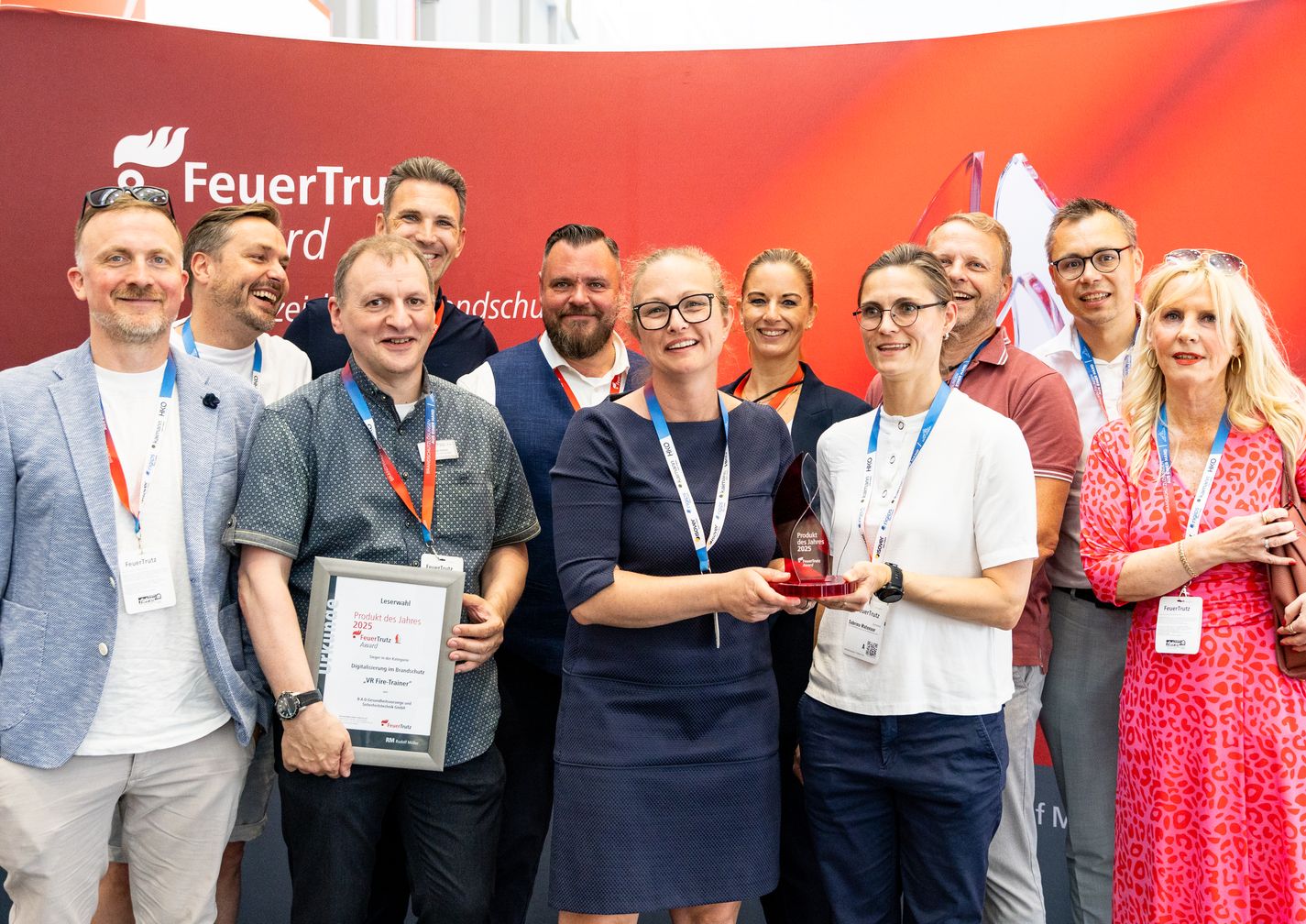 Teamfoto bei Übergabe des Awards vom FeuerTrutz 2025 vor gebrandeter Wand.