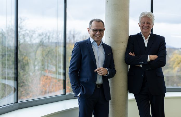 Die beiden BG prevent-Geschäftsführer Prof. Dr. Thomas Auhuber und Bernd Werres stehen an einer Säule